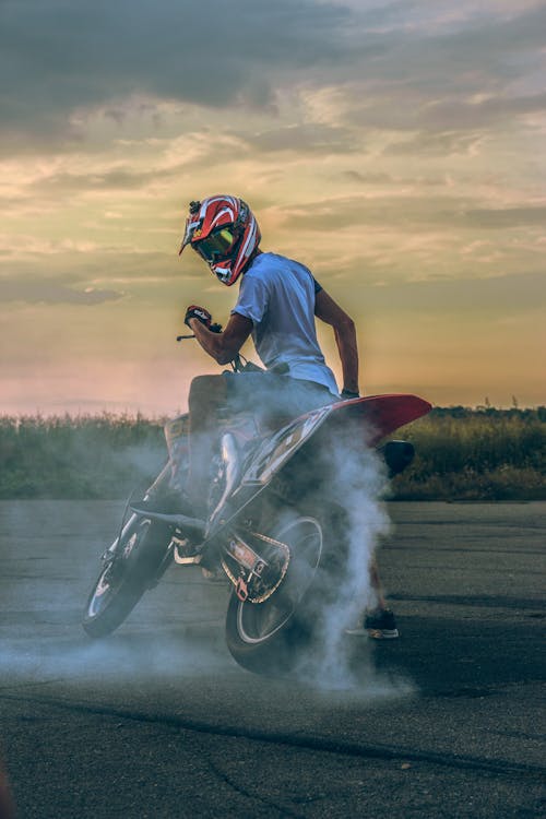 Photo D'un Homme à Moto