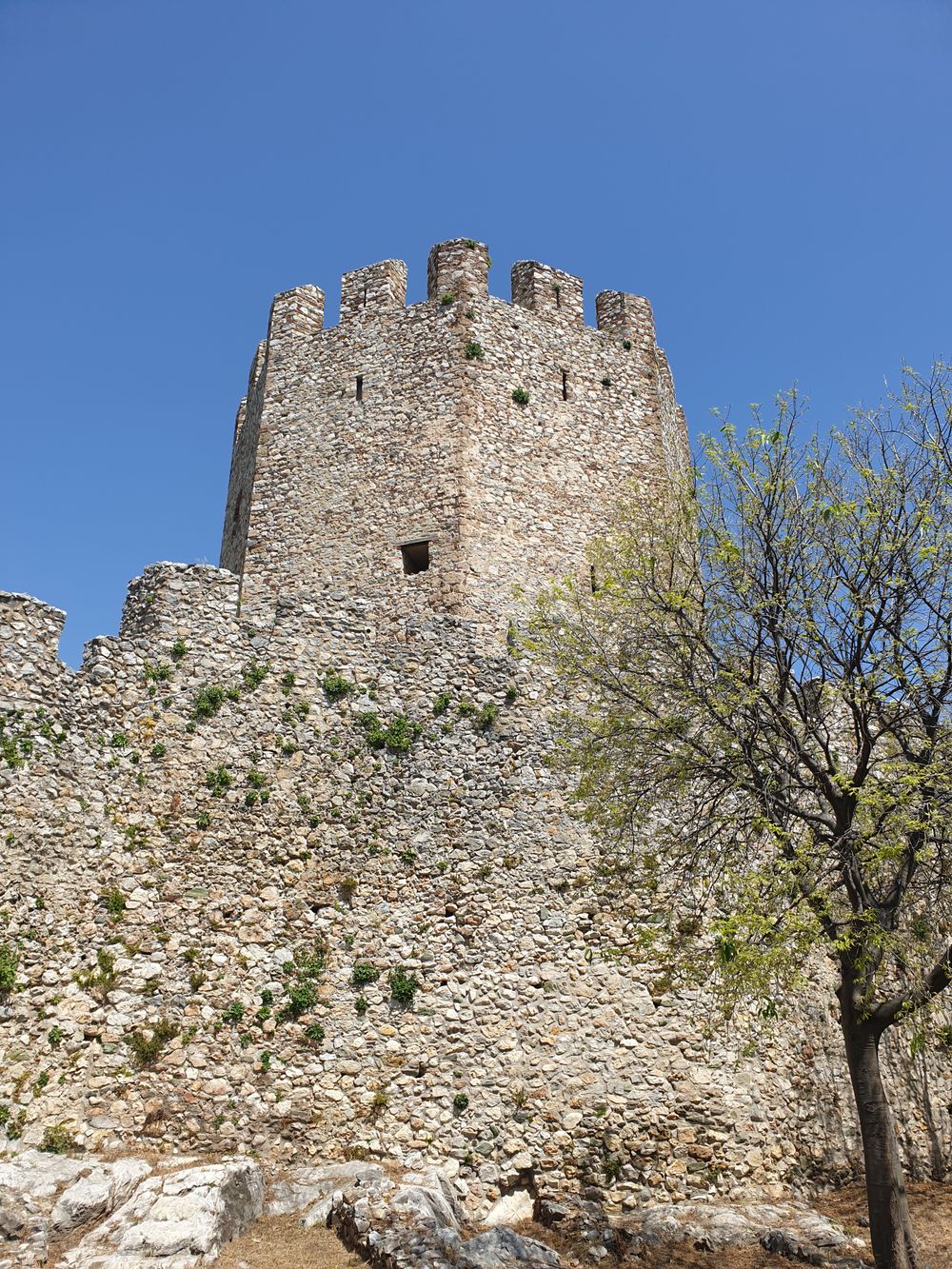 Turnul medieval al castelului Platamon de pe Riviera Olimpului, Grecia