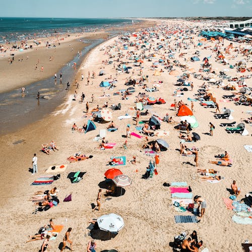 Foto profissional grátis de amontoado, areia, barracas