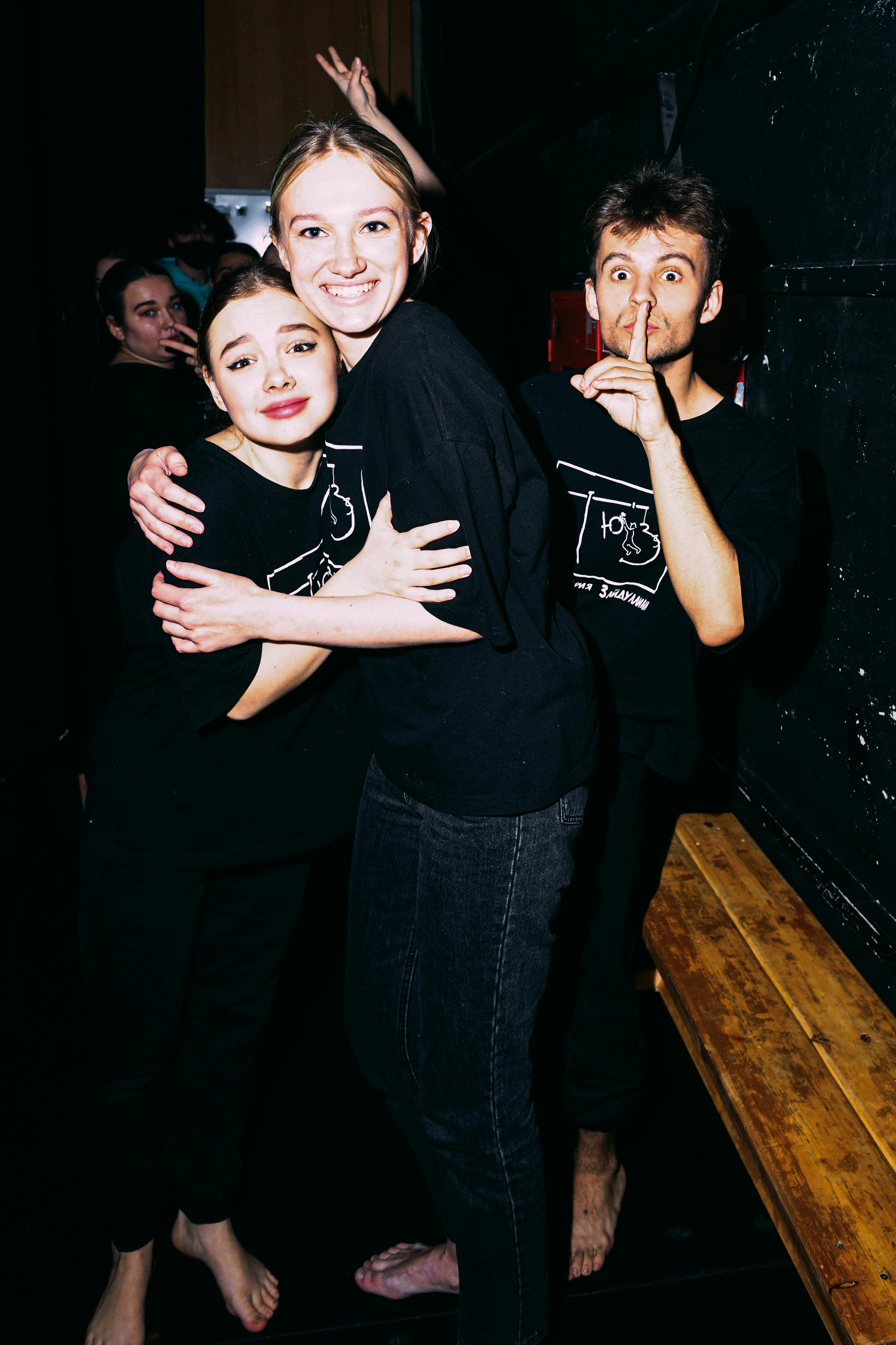 Gratis arkivbilde med ansiktsuttrykk, bak scenen, barbeint Arkivbilde