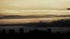 暮光阴沉，城市建筑在天空下呈现剪影