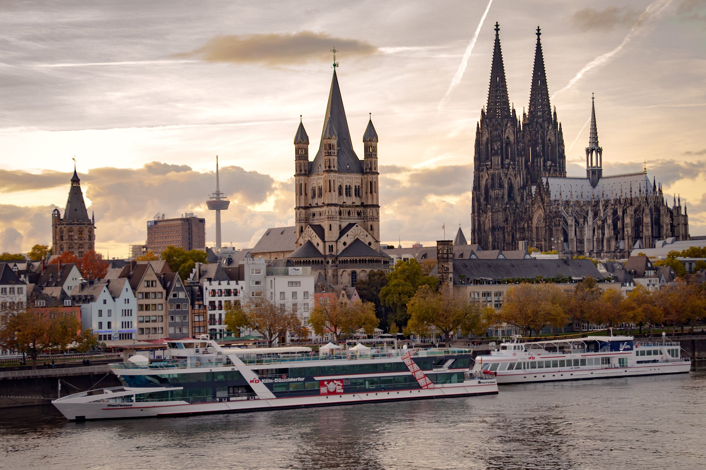 De Dom, Groß St. Martin en rondvaartboten aan de Rijn