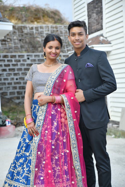 Foto profissional grátis de casal indiano, estiloso, expressão facial
