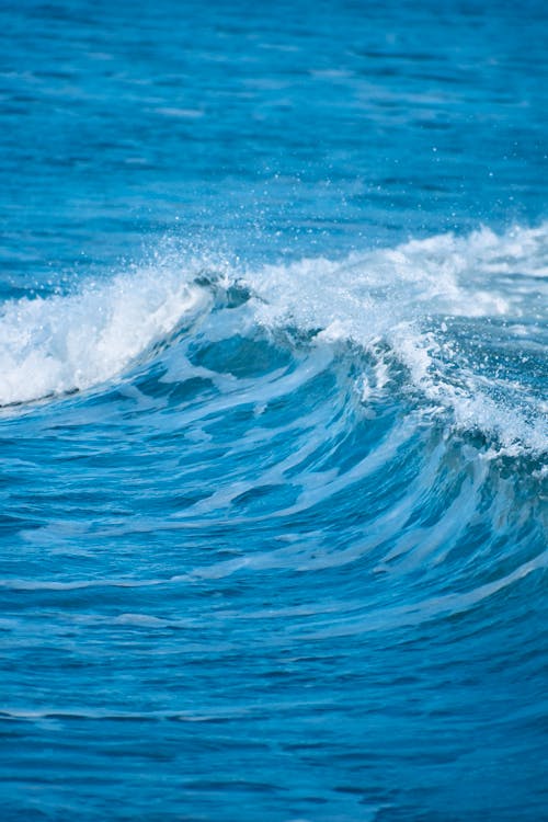 Бесплатное стоковое фото с атлантический океан, брызги воды, вертикальный выстрел