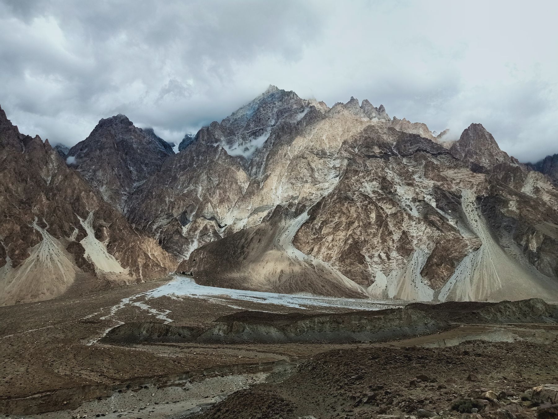 Breathtaking view of towering mountains under an overcast sky in Quetta, Pakistan.