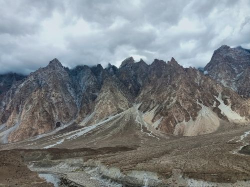 Free Majestic rocky mountains under a cloudy sky in Quetta, Balochistan, showcasing natural beauty. Stock Photo