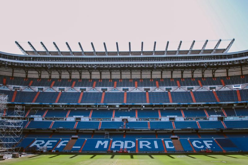 Ilustracija nogometnog stadiona u Madridu pod reflektorima