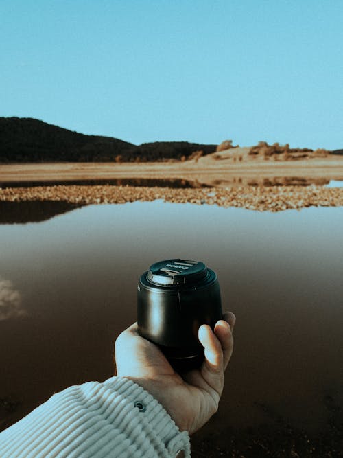 Foto profissional grátis de câmera, holding, lago