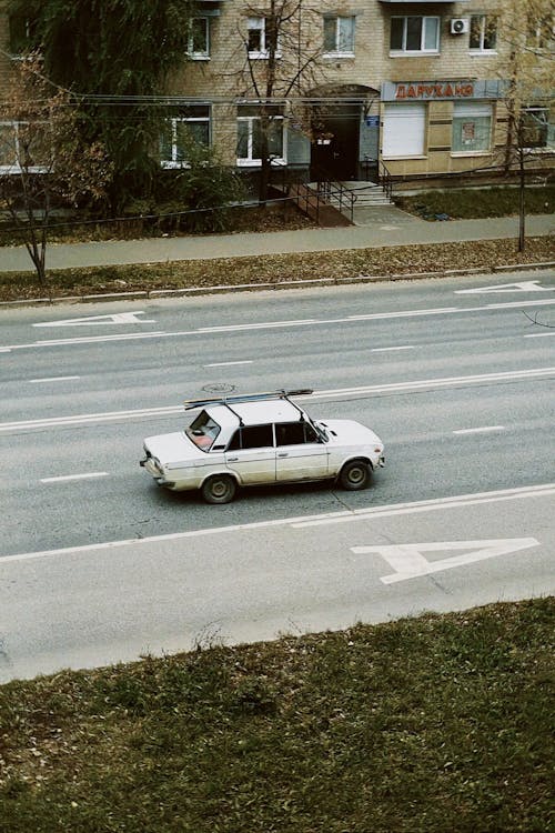 Základová fotografie zdarma na téma bílý vůz, dálnice, dopravní systém