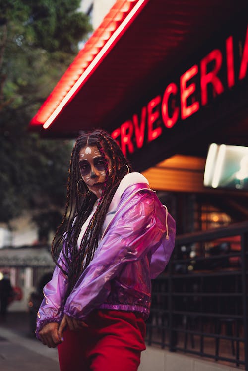 Fotos de stock gratuitas de calle, chaqueta rosa, mujer