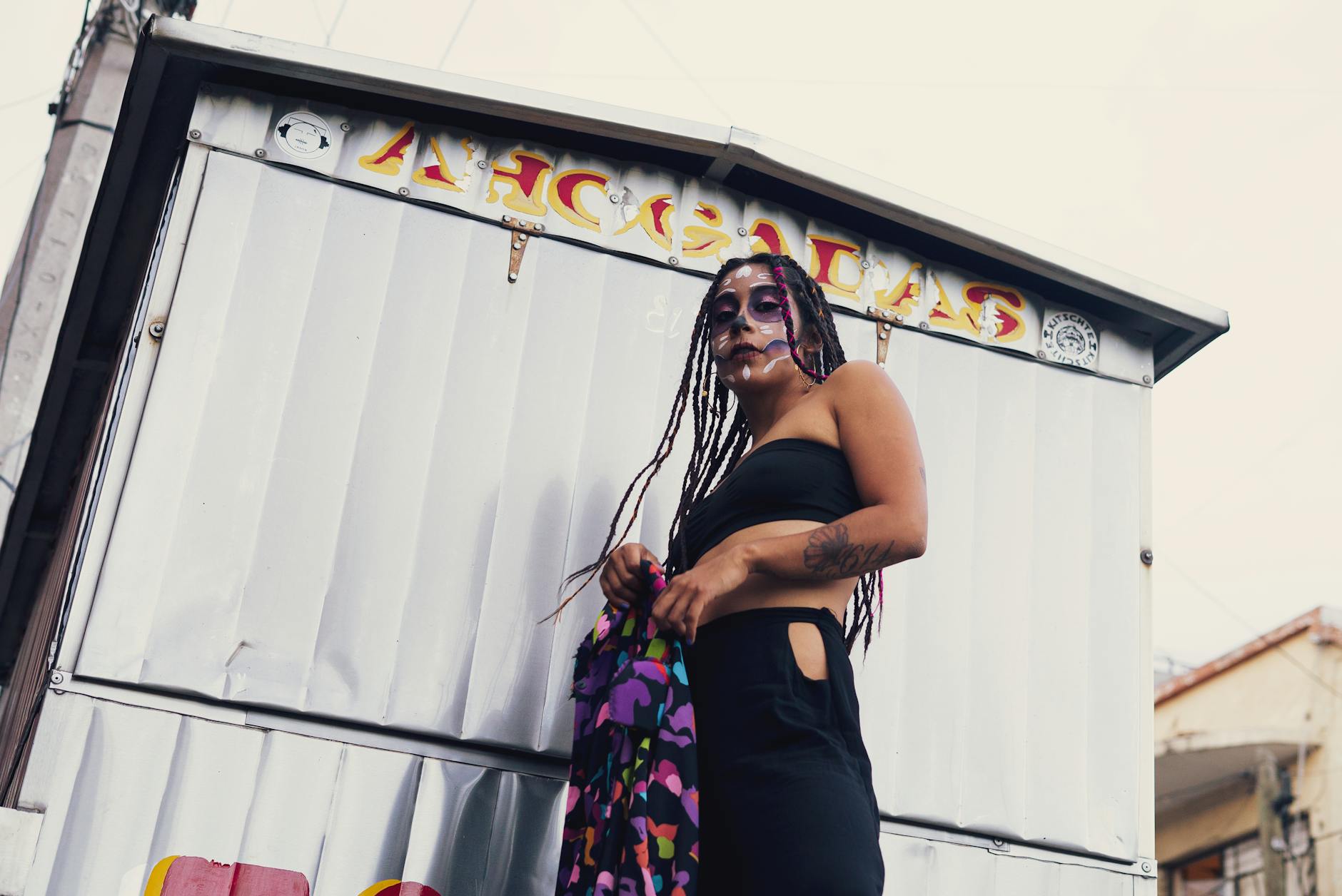 Canlı renklerle hazırlanmış, Andy Warhol tarzını ve popüler kültür ögelerini yansıtan modern Pop Art illüstrasyonu.