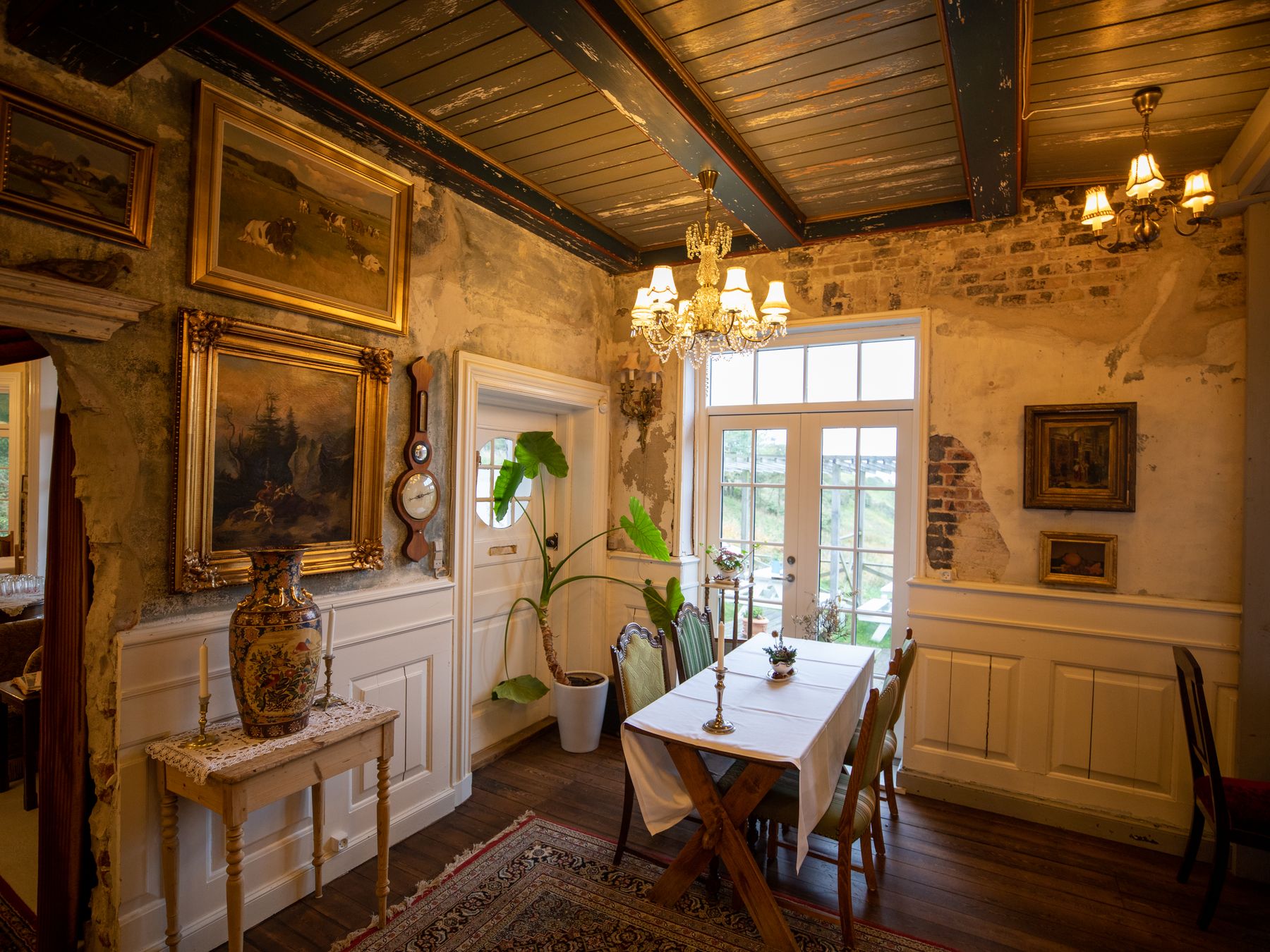Interior Painting in Old Chiswick — woodwork brushed to a crisp, smooth line