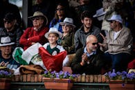 在乌拉圭蒙得维的亚，多元的人群正享受着热闹的户外庆祝活动