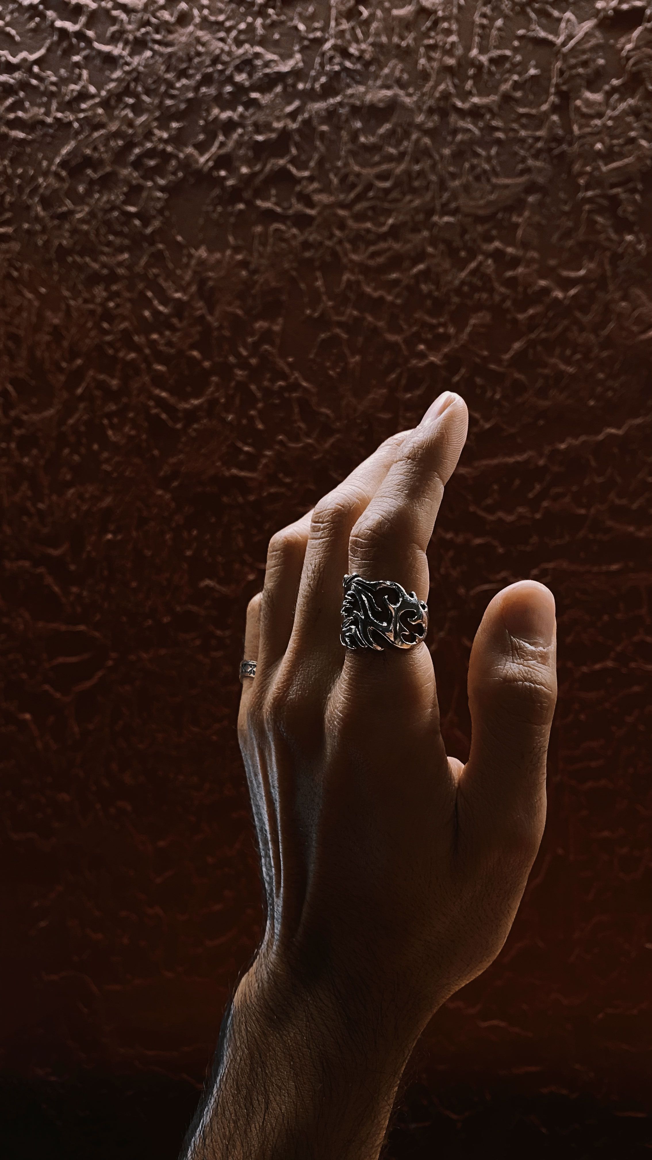 Bague en argent portée au doigt, montrant l'usure naturelle du métal au contact de la peau
