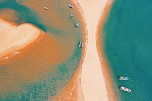 Foto Aerea Di Barche Sul Corpo Di Acqua