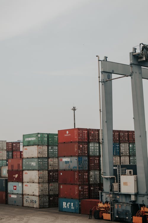 Gratis stockfoto met containervrachten, grauwe lucht, industrie