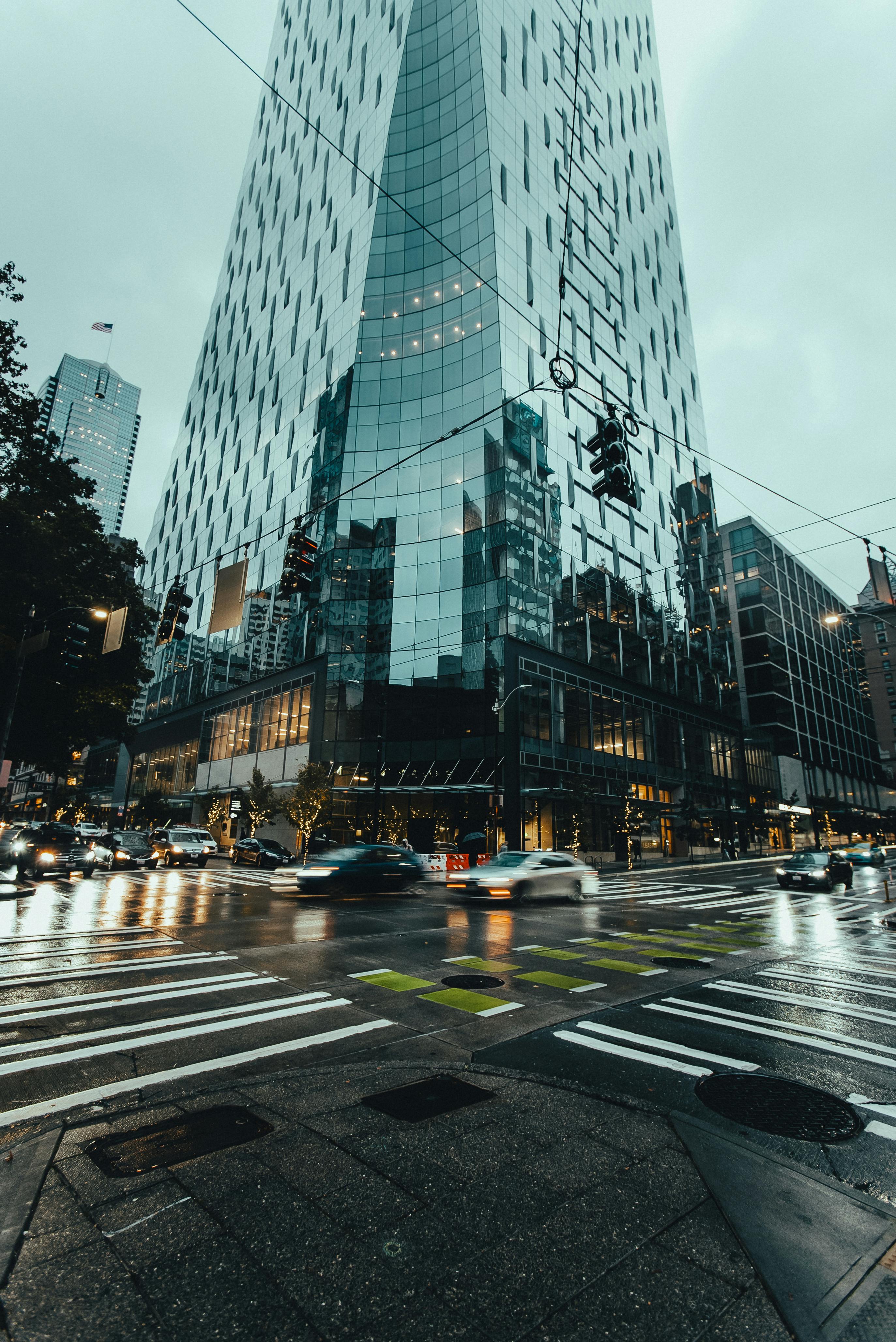 Primăria Bacău începe demontarea semafoarelor vechi care împiedicau vizibilitatea în intersecții