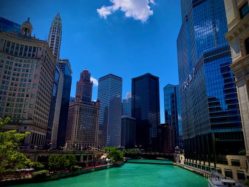 Free Panoramic view of Chicago's downtown skyline featuring modern skyscrapers and vibrant river. Stock Photo