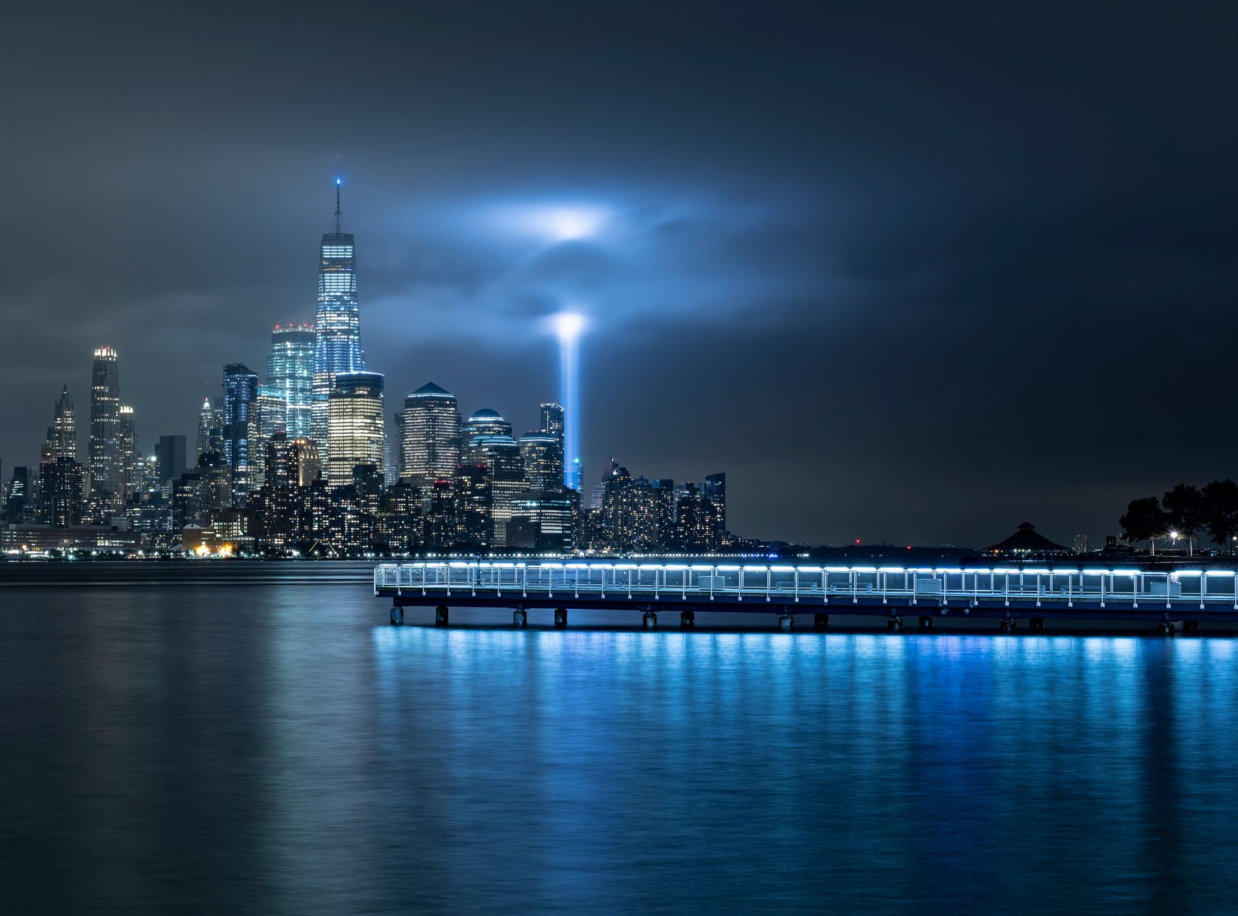 New York'ta 11 Eylül anıtı ve silüeti