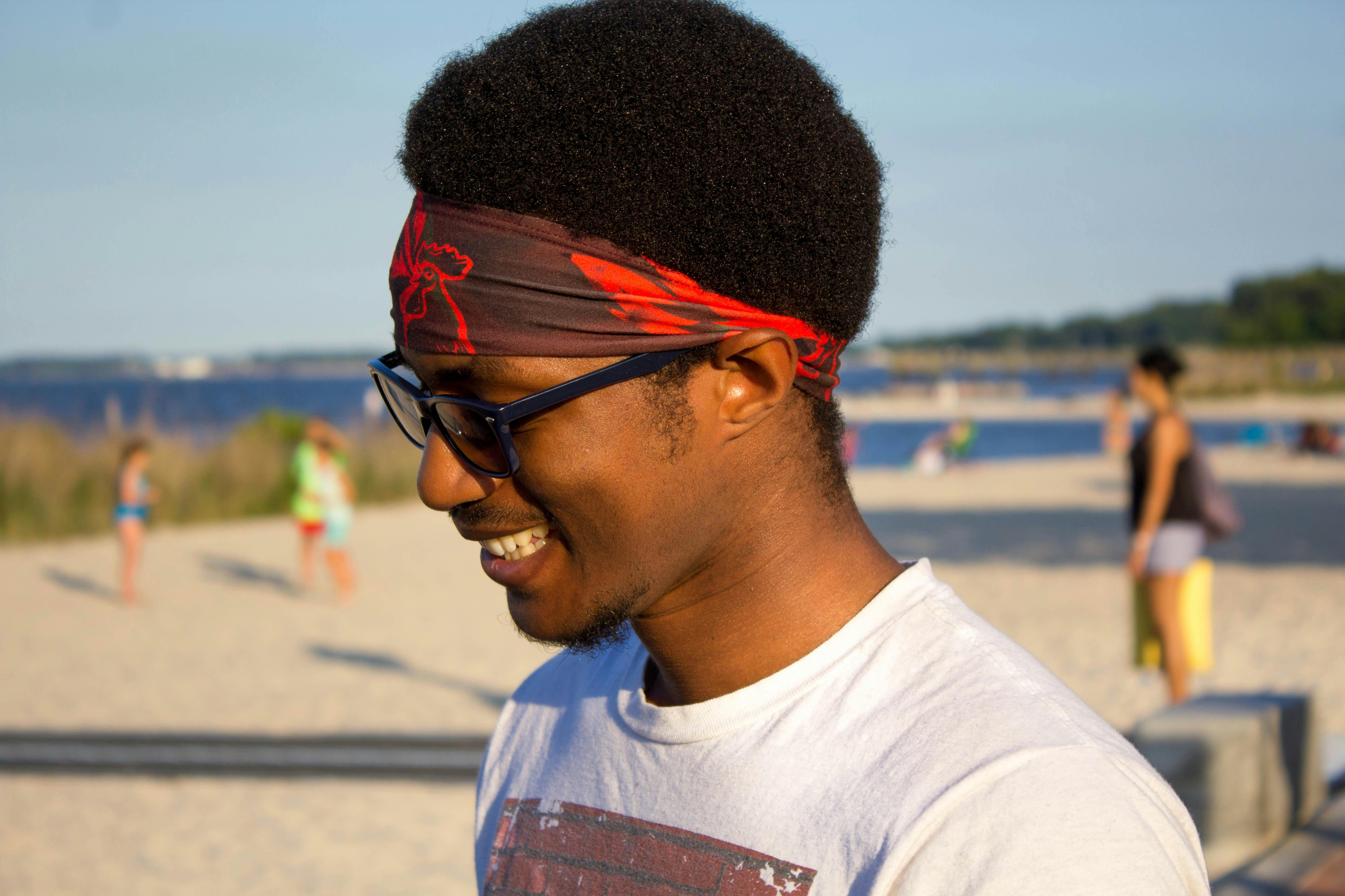 在弗吉尼亚州威廉斯堡的海滩上，一名戴着太阳镜的男子正享受着阳光明媚的一天