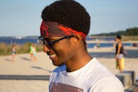 在弗吉尼亚州威廉斯堡的海滩上，一名戴着太阳镜的男子正享受着阳光明媚的一天