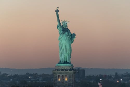 Kostenloses Stock Foto zu dämmerung, freiheitsstatue, golden sunset