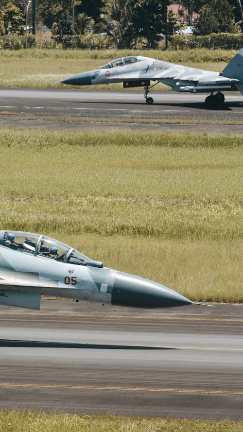 Foto d'estoc gratuïta de aeroport, aviació, avions de combat