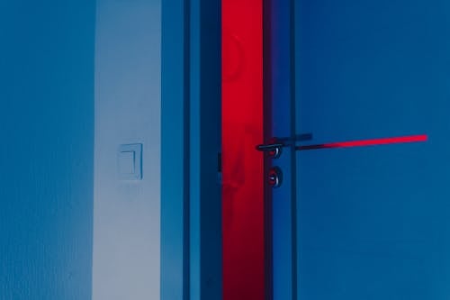 Darmowe zdjęcie z galerii z czerwone światło, drzwi, kontrasty