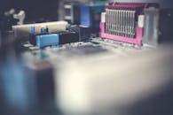 以软焦方式展示电子元件的电路板详细特写