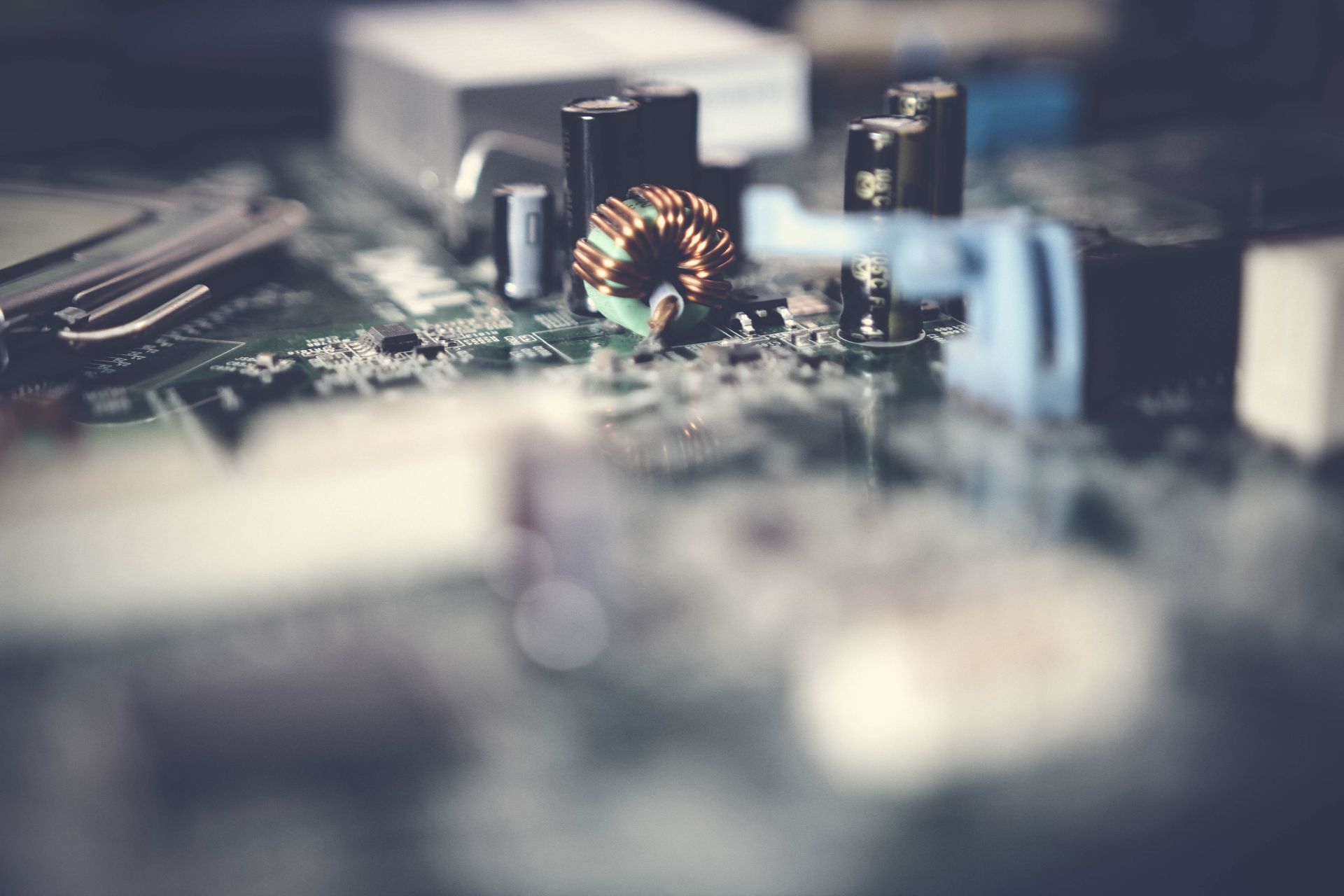 Carte PCB tenue en main