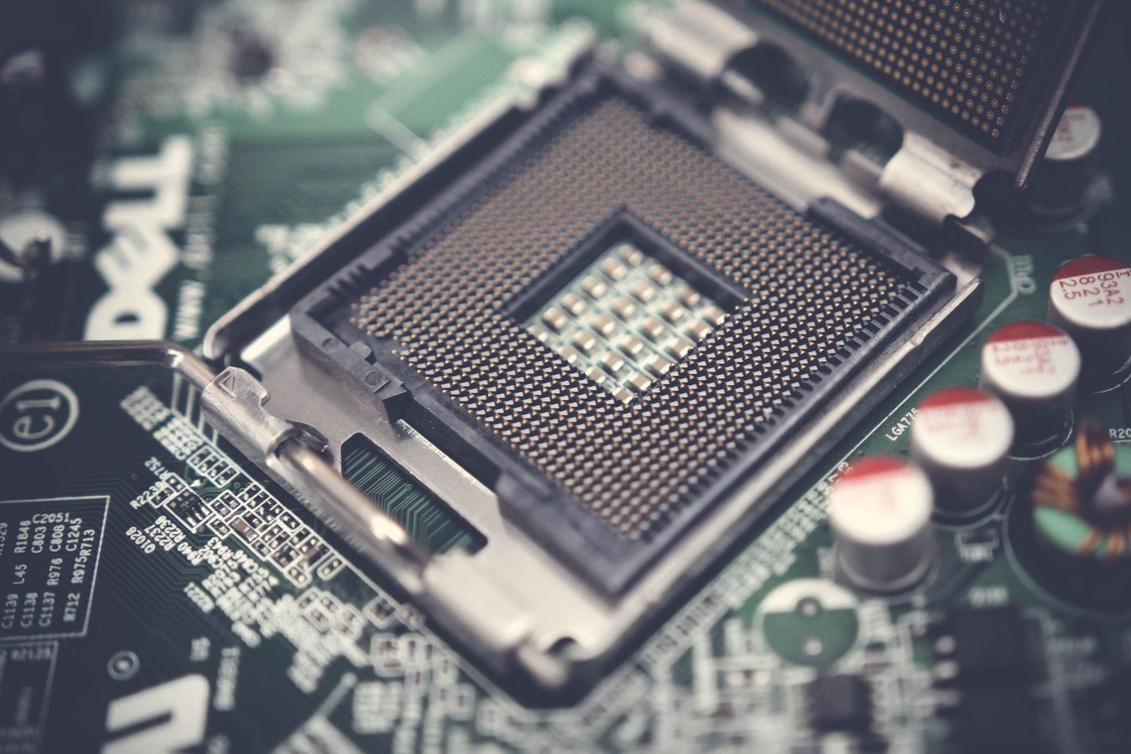 Detalhe de um processador em uma placa de circuito impresso representando hardware local.