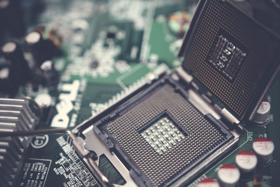 Ilustrasi Samsung 990 SSD yang siap dipasang di motherboard.