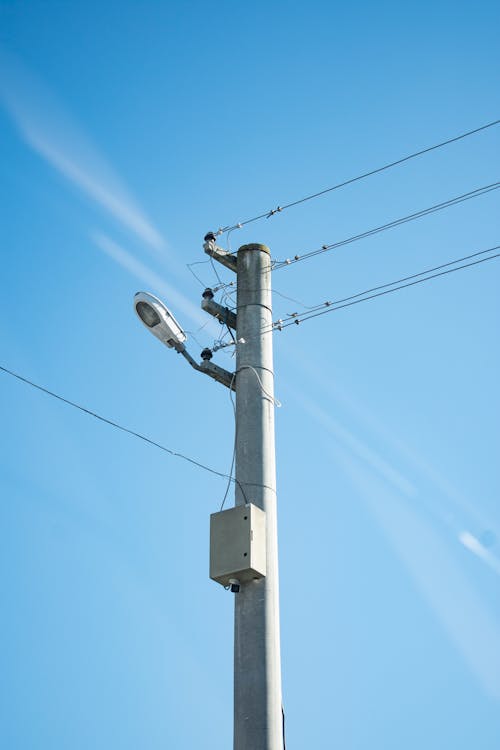 Photos gratuites de câbles électriques, ciel bleu, tir vertical