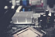 这张计算机主板的详细视图，展示了带有散热器和电子元件的现代技术