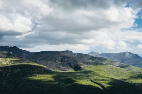 Kostnadsfri bild av bergen, gräs, himmel