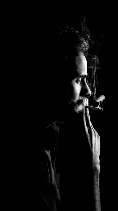 그레이 스케일 사진, 남자, 담배를 피우는의 무료 스톡 사진