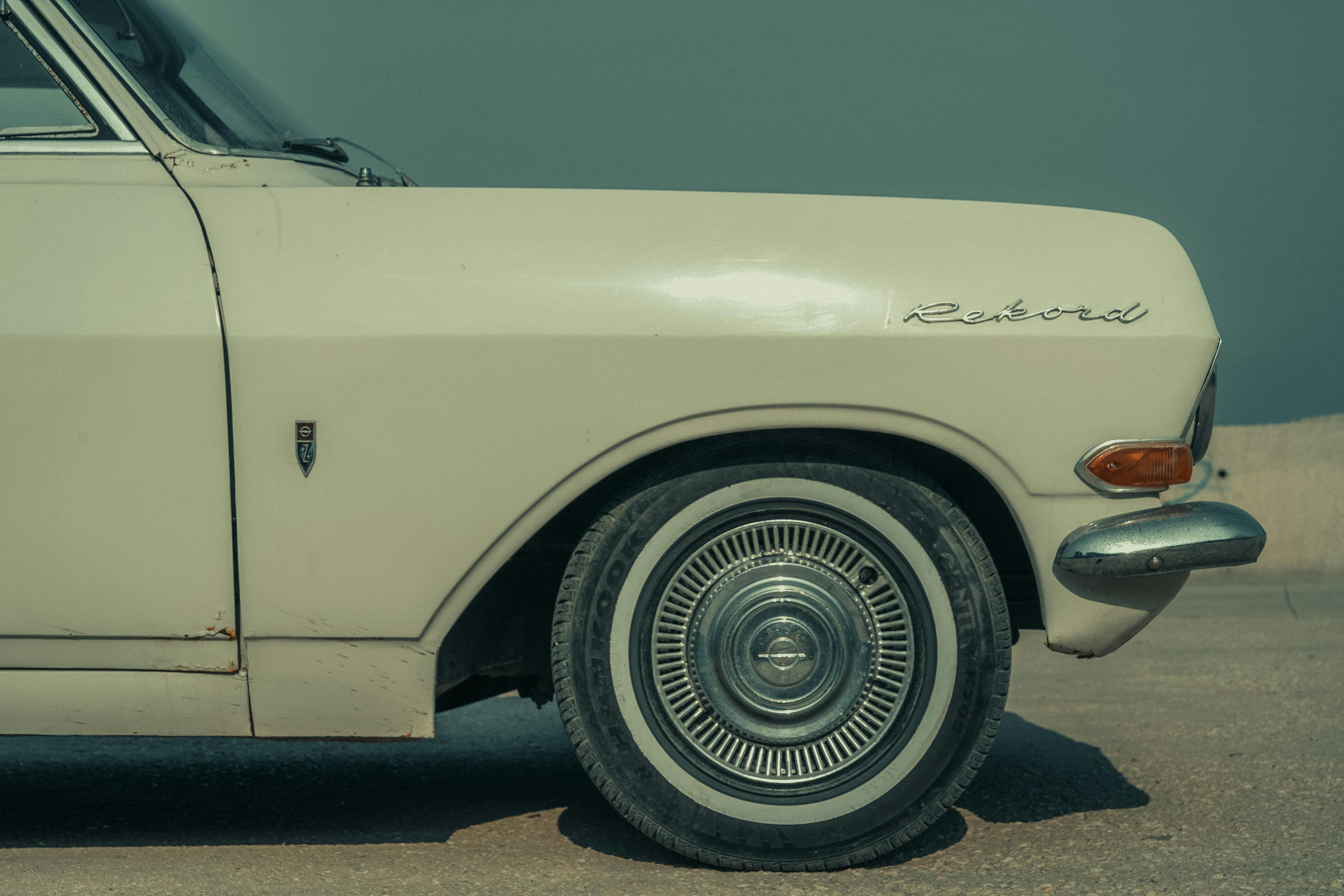 How do you tell if he loves his side chick?