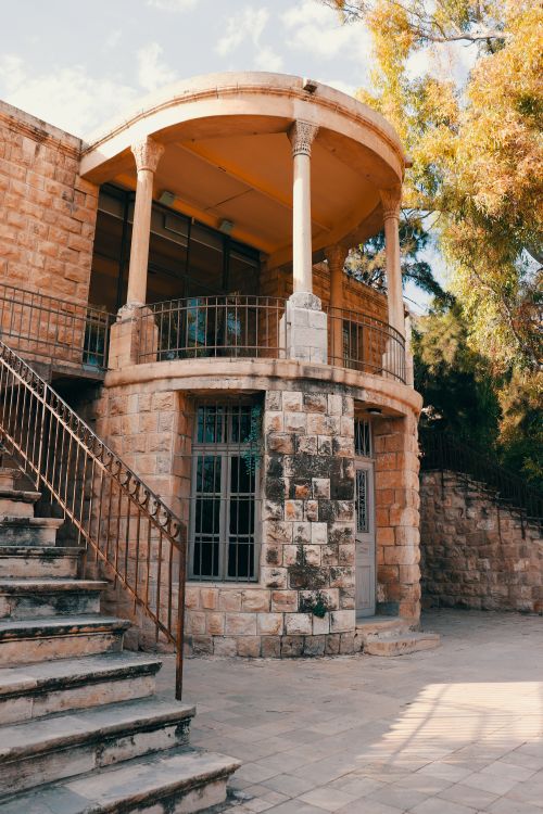 Free Elegant stone building featuring a rounded balcony and steps in Amman, Jordan. Stock Photo