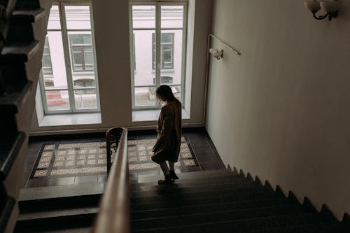 Darmowe zdjęcie z galerii z osoba, schody, ujęcie z góry