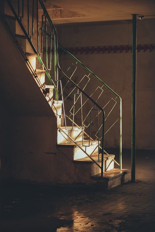 Základová fotografie zdarma na téma #krytý, kovové zábradlí, schodiště