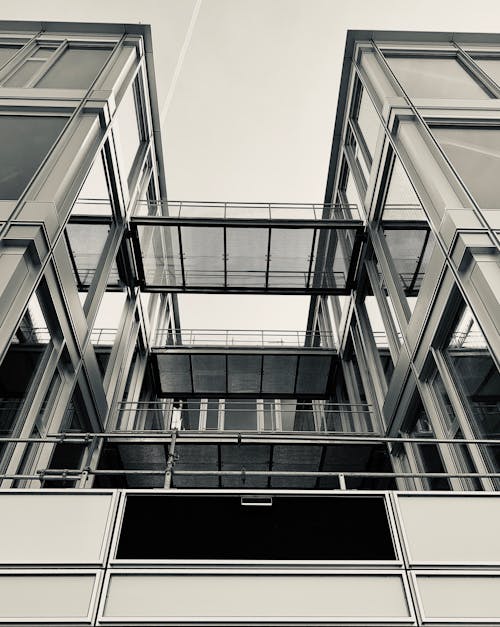 Darmowe zdjęcie z galerii z budynek biurowy, czarno-biały, miasta