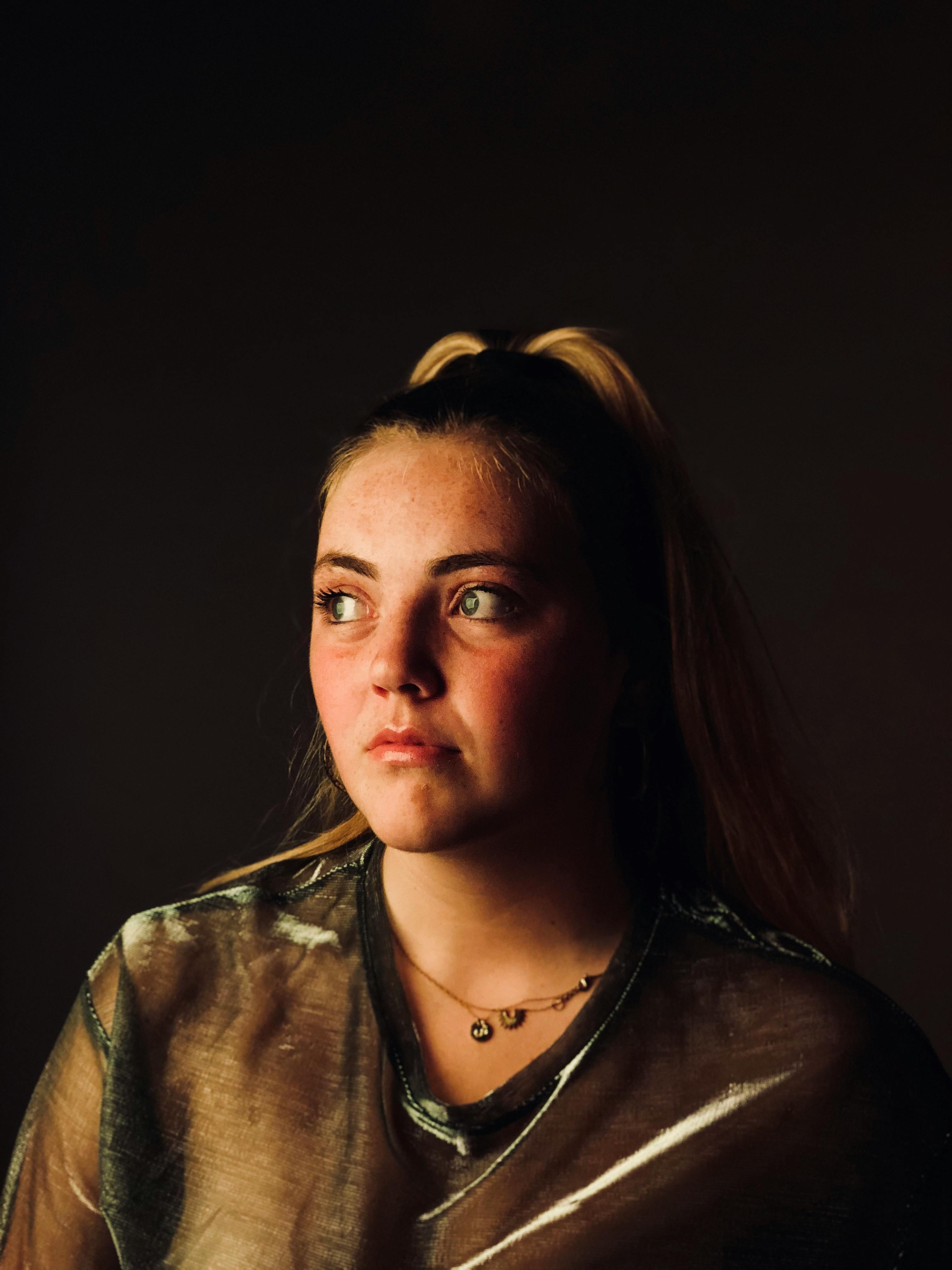 gratis Bruine Top Met V Hals Stockfoto