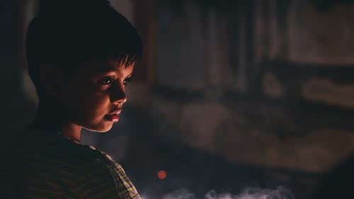 Darmowe zdjęcie z galerii z chłopak, dym, dziecko