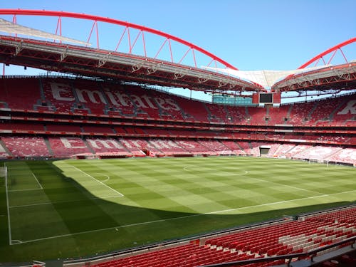 Foto profissional grátis de arquibancada, cadeiras, campo de futebol