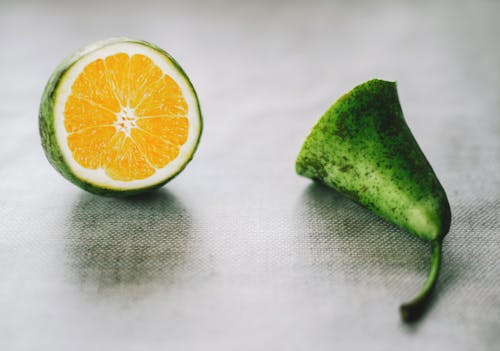 Free 灰色表面上的綠色柑橘類水果 Stock Photo