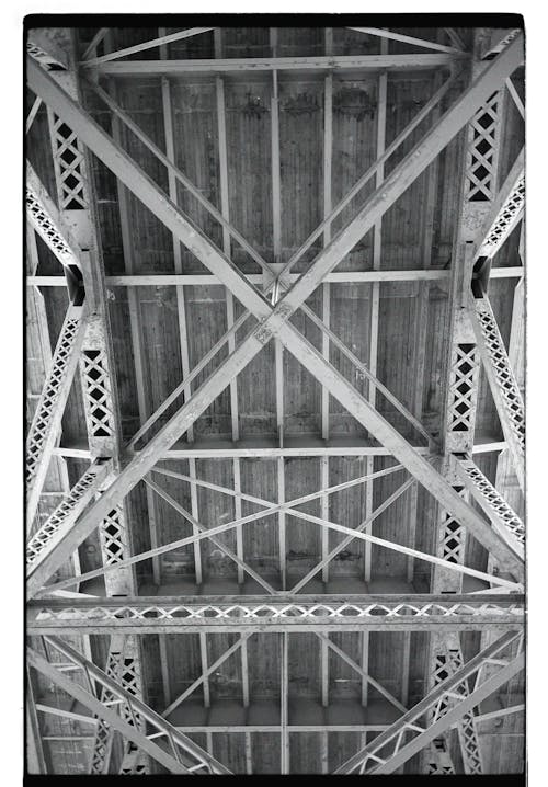 Безкоштовне стокове фото на тему «вертикальні постріл, відтінки сірого, міст»