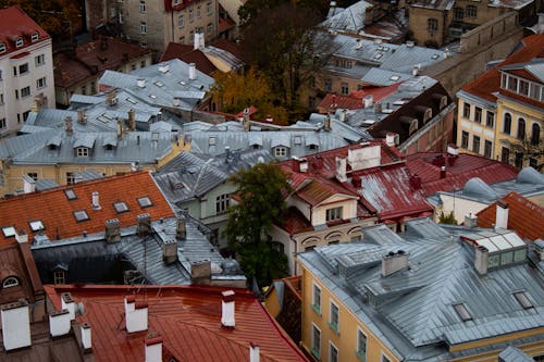 Darmowe zdjęcie z galerii z budynki mieszkalne, city street, dachy