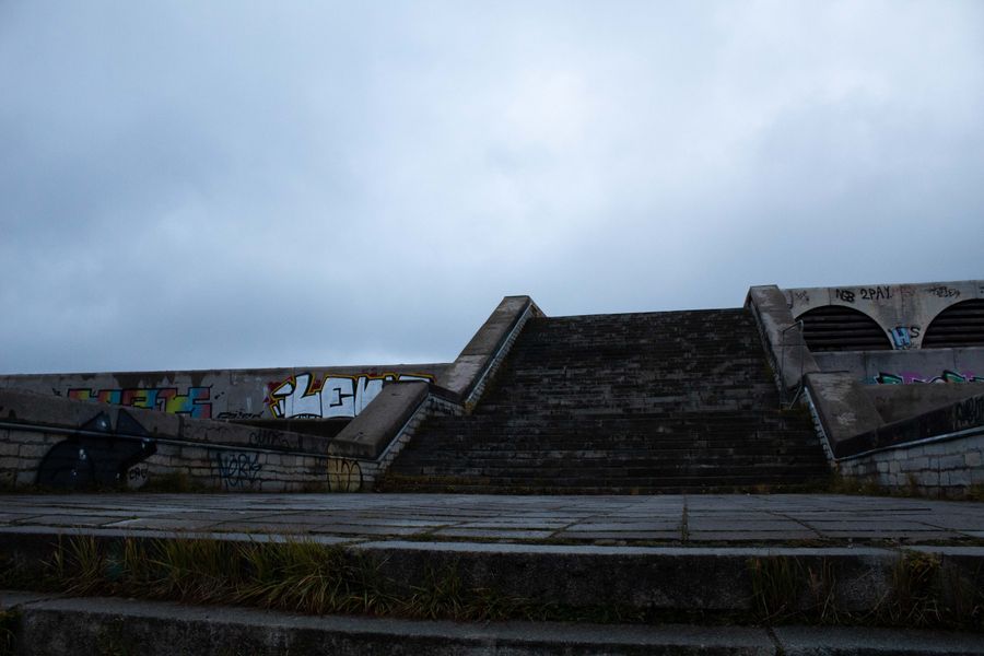 Escalera bajo cielo nublado