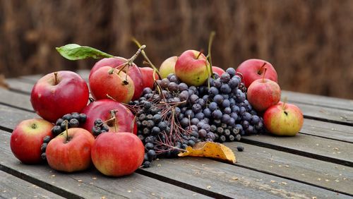 Free A vibrant display of apples and grapes on a wooden table in autumn. Stock Photo