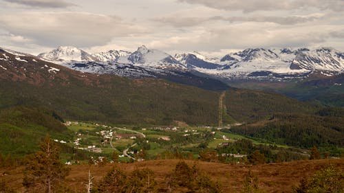 Kostnadsfri bild av bergen, bergskedja, by